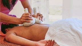 10% Rabatt - 1er Karte - 60 Minuten - Thai Kräuterkompresse Massage