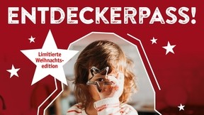 Mädchen guckt durch eine Aussteckform für Plätzchen