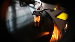 VINYL - PARTY | Tickets git es nur über den Button unserer Homepage unter: "kostbares" Ausgehzeit