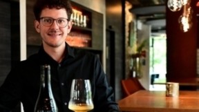 Stephan Resch mit einem Glas Wein