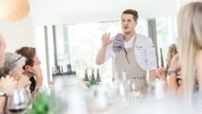 Stefan Meier referiert vor Kochkursteilnehmenden