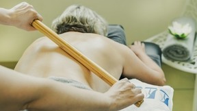 Bambusstab-Ganzkörpermassage