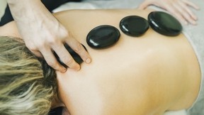 Hot-Stone-Rückenmassage